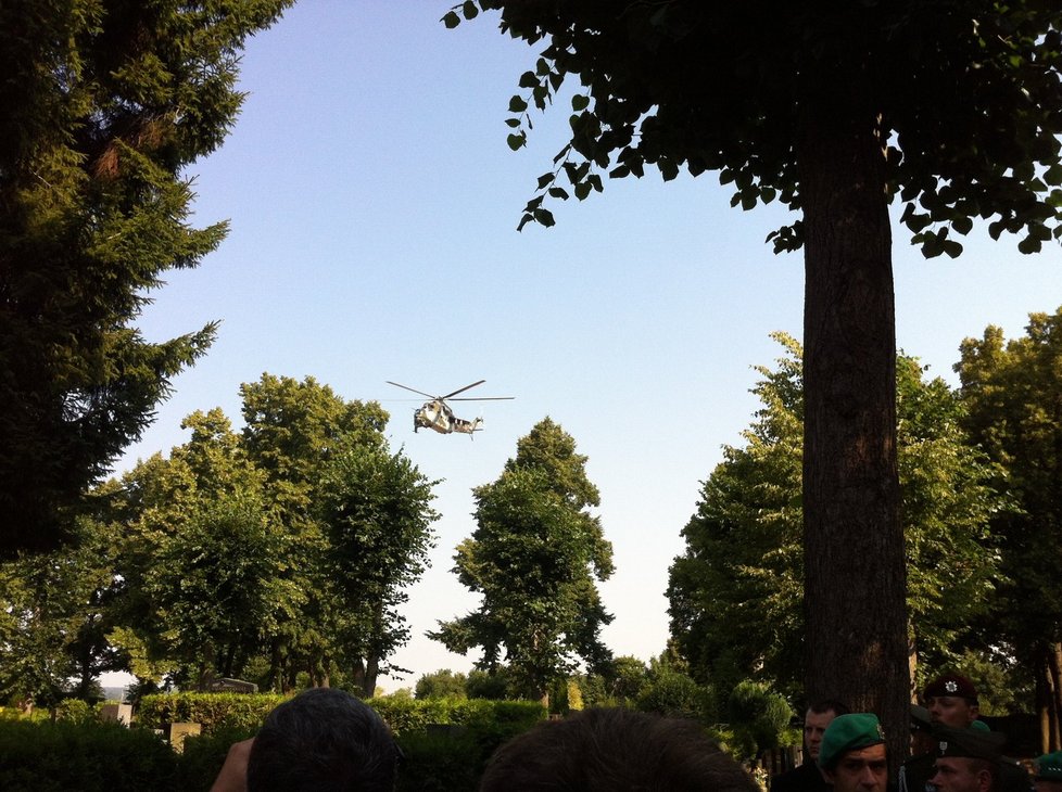 Pohřeb začal přeletem dvou vojenských vrtulníků