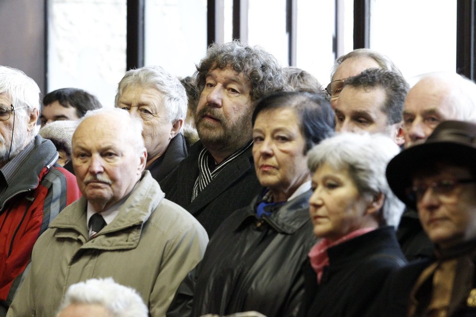 V davu smutečních hostů se tísnil i Zdeněk Troška