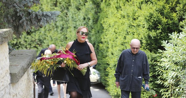 Dagmar Havlová na pohřbu režiséra Petra Weigla
