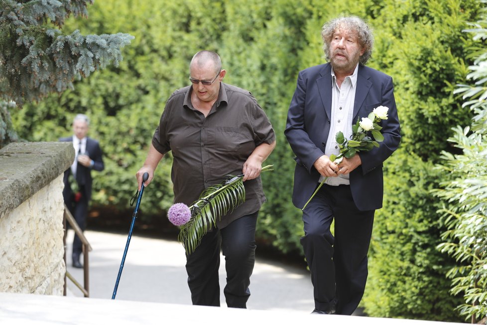 Zdeněk Troška a Jiří Hromada na pohřbu Petra Weigla