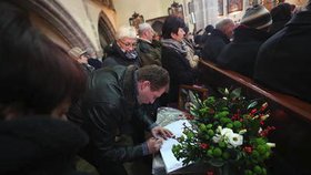 Pohřeb oblíbeného faráře Marcina Źelazného