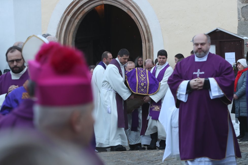 Pohřeb oblíbeného faráře Marcina Źelazného