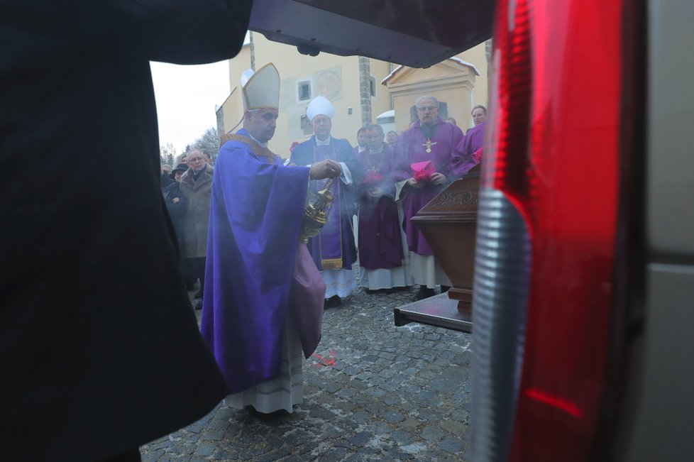 Pohřeb oblíbeného faráře Marcina Źelazného