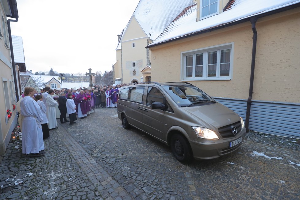 Pohřeb oblíbeného faráře Marcina Źelazného