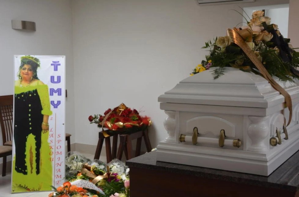 Honosný romský pohřeb: Čtyřspřeží s bělouši, cimbálovka a 200 smutečních hostů!