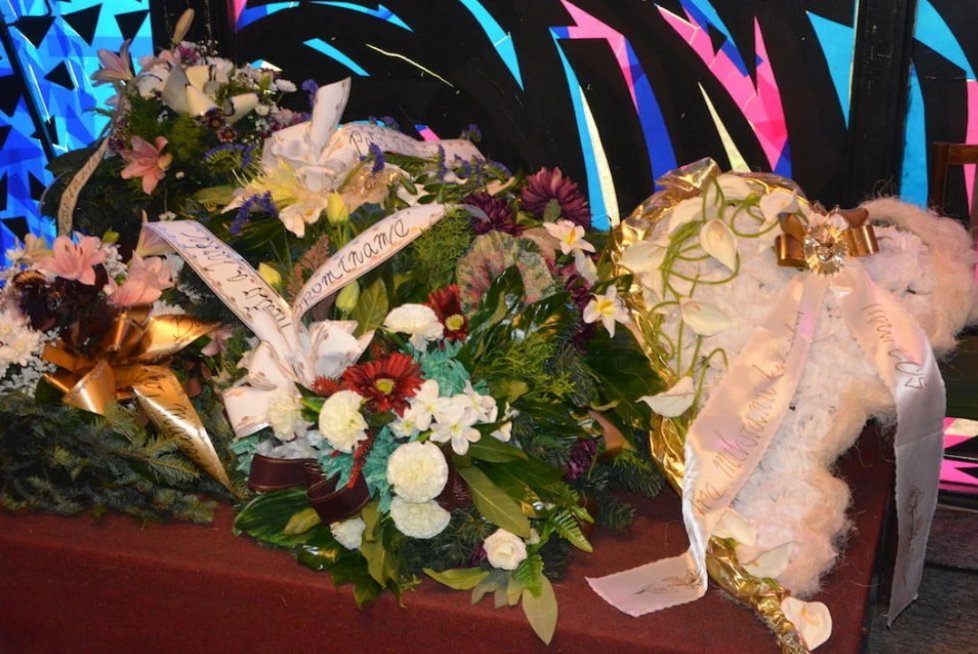 Honosný romský pohřeb: Čtyřspřeží s bělouši, cimbálovka a 200 smutečních hostů!