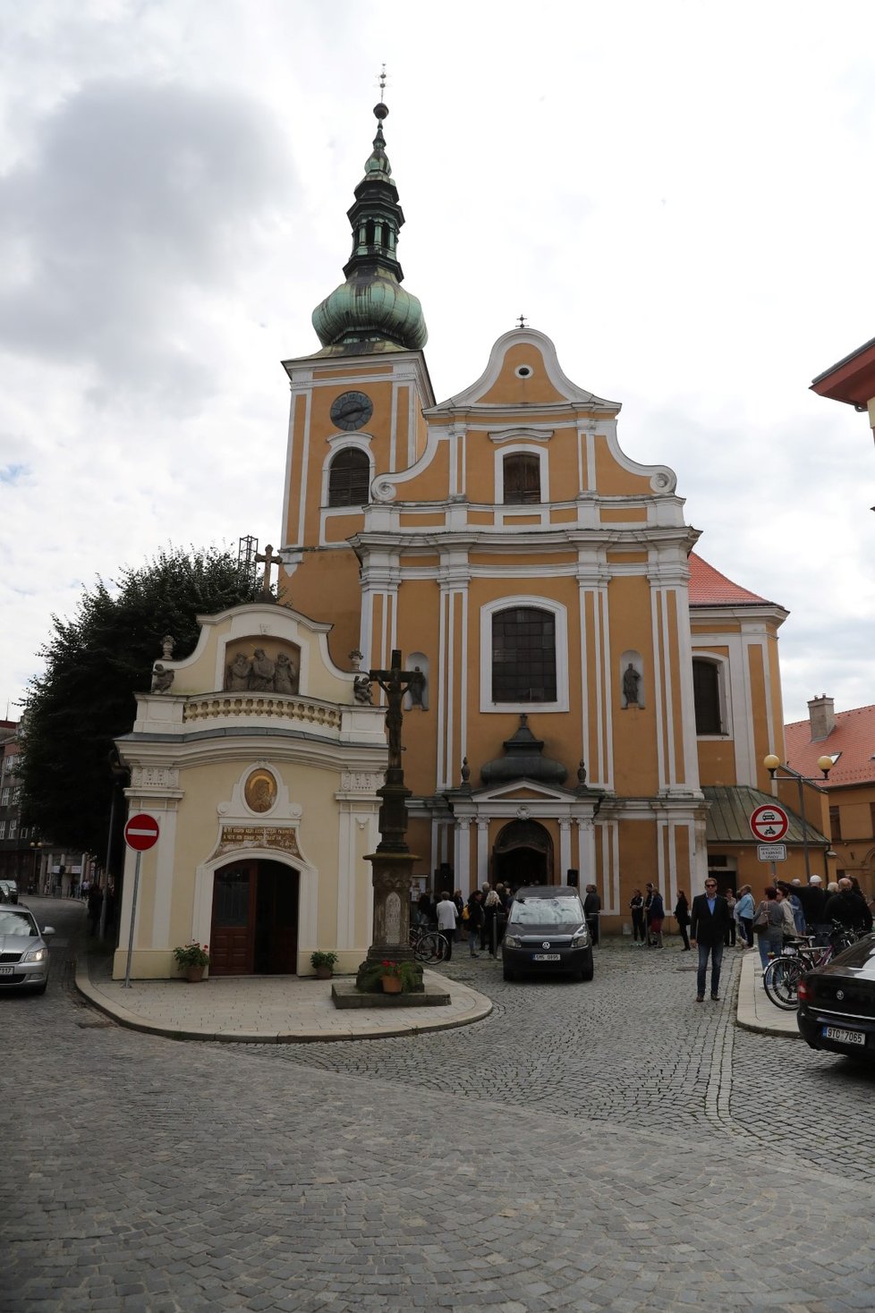 Pohřeb zpěváka Pavla Nováka mladšího. Kostel sv. Vavřince v Přerově.