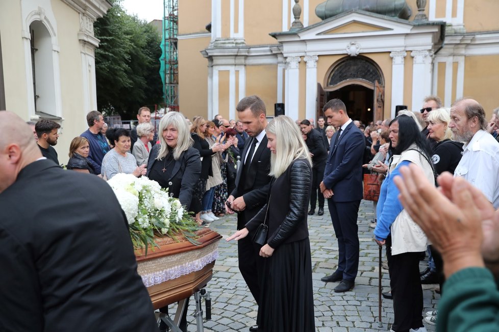 Pohřeb zpěváka Pavla Nováka mladšího. Zleva manželka Lenka, syn Filip a dcera Eliška