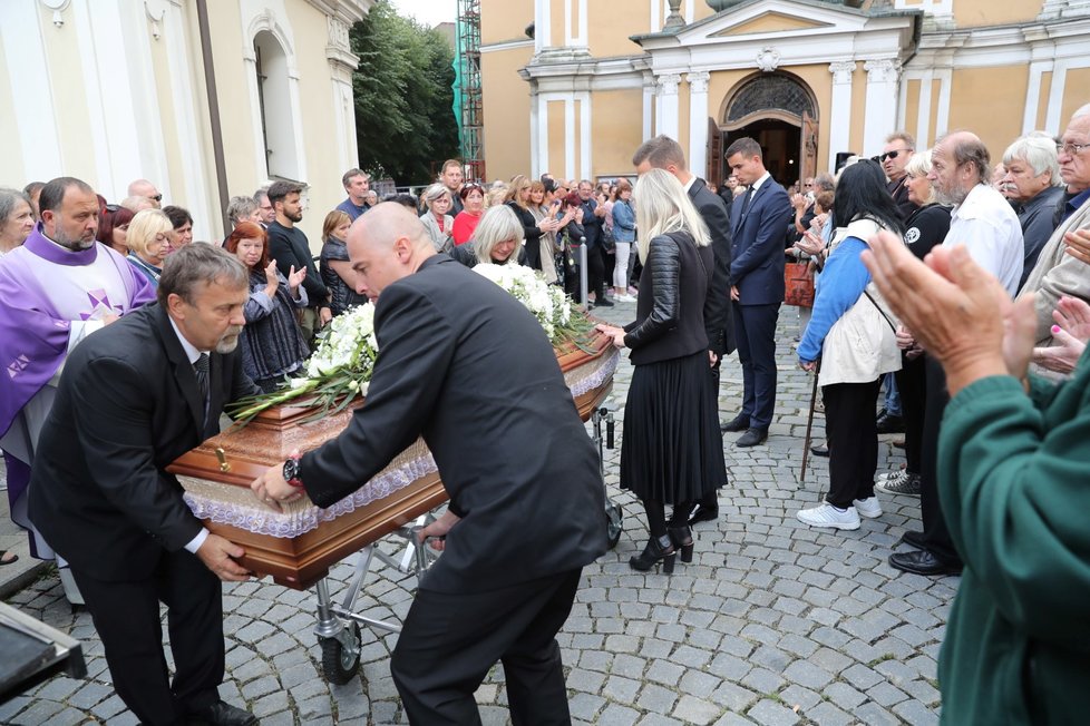 Pohřeb zpěváka Pavla Nováka mladšího. Nejbližší rodina loučící se s rakví.