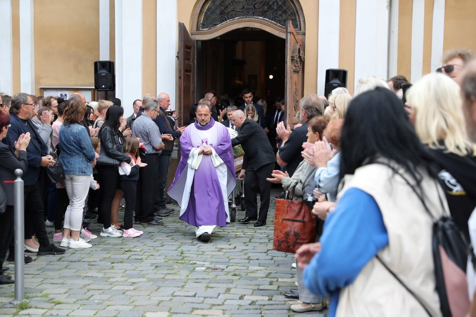 Pohřeb zpěváka Pavla Nováka mladšího.