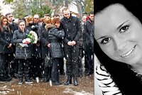 Pohřeb Zuzky (†20), kterou zabilo náledí: Zdrcenou matku musel podpírat přítel zesnulé dcery