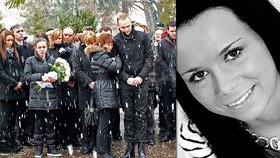 Při pohřbu Zuzky (†20) musel její přítel Michal podpírat zdrcenou maminku zesnulé