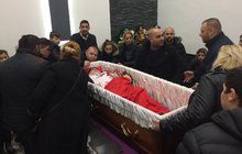 Pohřeb romského milionáře: Rakev plná darů!