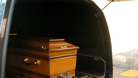 Pohřby jsou drahé. Pomůže nemajetným stát?