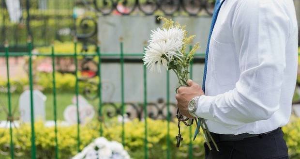 Etiketa a oblečení na pohřbu, aneb jak se důstojně rozloučit?