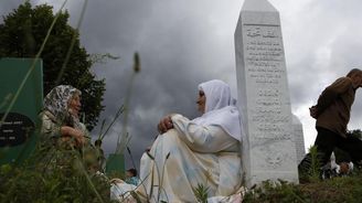 Karadžić o masakru v Srebrenici nic nevěděl, tvrdí jeho obhájce