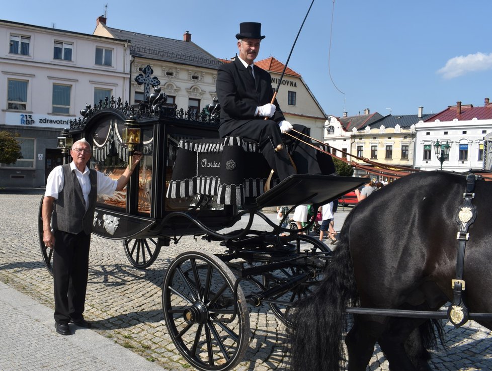 Ze tří historických kočárů zbyl Vítězslavu Dernickému (71) jen jeden, který pečlivě opečovává.