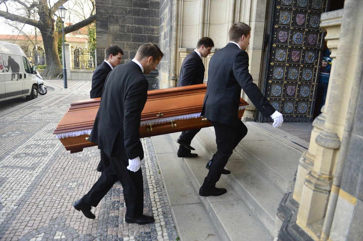 Pohřební služba přivezla ostatky Stanislava Grosse.