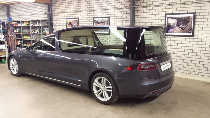 Pohřební vůz Tesla Model S od firmy RemetzCar