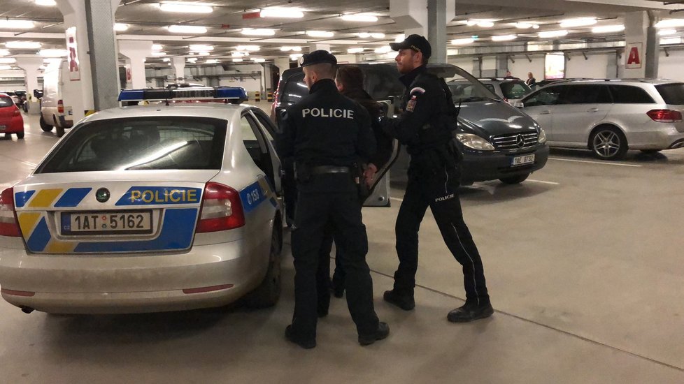 Řidič pohřebního vozu byl v zjevně v podnapilém stavu, k policistům se choval agresivně.