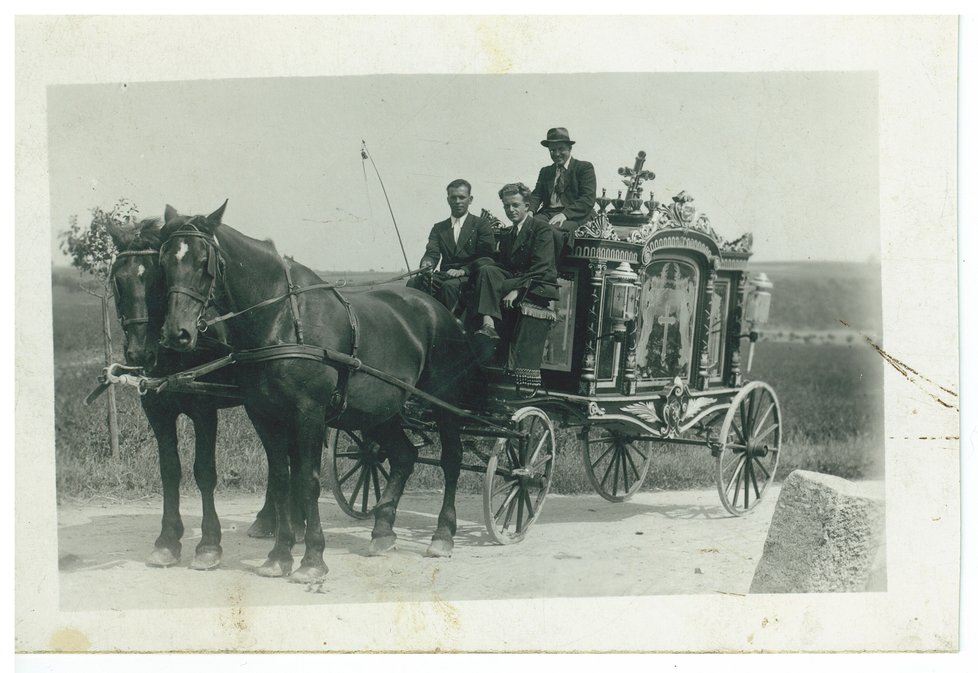 Pohřební služby Sommer založil Antonín Sommer, vyučený tesař, v Říčanech před rokem 1888.