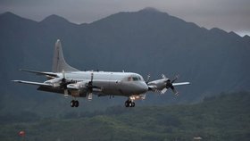 Po lodi s 50 pasažéry pátrá i vojenský hlídkový letoun Lockheed P-3 Orion.