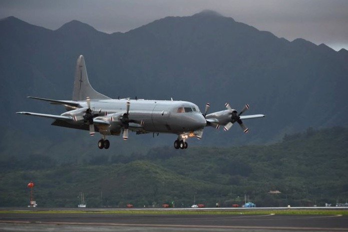 Po lodi s 50 pasažéry pátrá i vojenský hlídkový letoun Lockheed P-3 Orion.