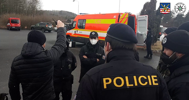 (ilustrační foto) Policisté pátrali po psychicky nemocném muži: Dezorientovaný a bosý chodil v hustém houští