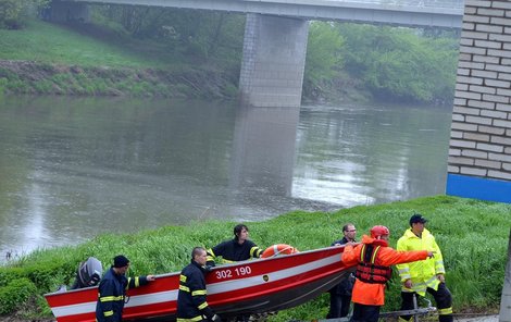 Záchranáři tři a dcerkou Nelly. pohřešované vodáky ani třetí den pátrání nenašli.