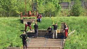 Policie, hasiči i potápěči hledali pohřešovaného Ivánka v řece a jejím okolí.