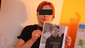 Marie (41) s fotografií svého syna, pátrá po něm už dva roky. Má obavu, že už nežije.