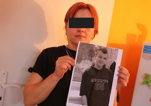 Marie (41) s fotografií svého syna, pátrá po něm už dva roky. Má obavu, že už nežije.