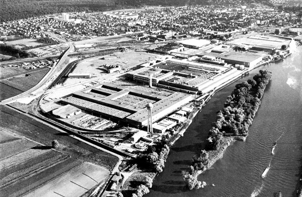 Továrna v Poissy (1964)