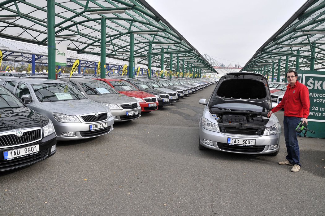 Pokud vám nabourají dobře udržovaný starý vůz, budete na nový spolehlivý potřebovat minimálně 120 000, ale spíše 160 000 Kč. Typickým reprezentantem této kategorie jsou Škody Octavia II v modernizovaném provedení z let 2008 až 2012.