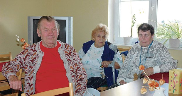 Kromě Heleny Lacziové (73, uprostřed) podepsal smlouvu i Jiří Záruba (72), kterého sužuje Parkinsono-va choroba, a Marie Pokorná (65), jež je ochrnutá na půlku těla