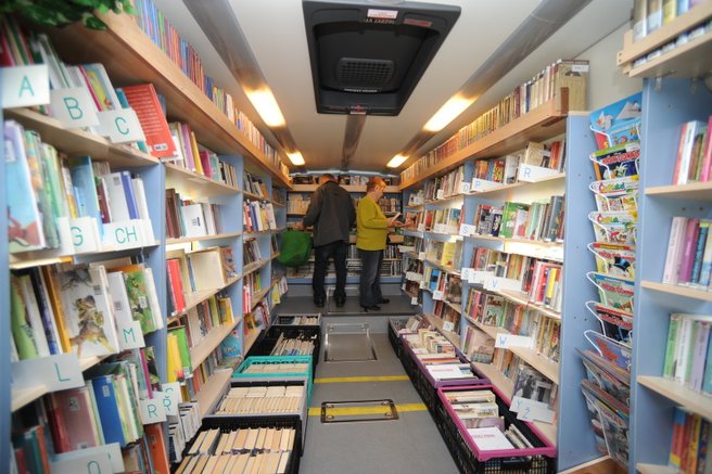 Police v bibliobusu jsou nakloněné, aby knihy při jízdě nevypadly