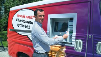 Moneta představila pojízdný bankomat. Má vzhled populárního modelu Citroën Type H