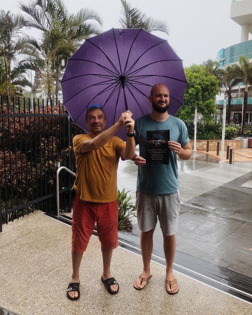 S promotérem Petrem Vítkem a nezbytným deštníkem.