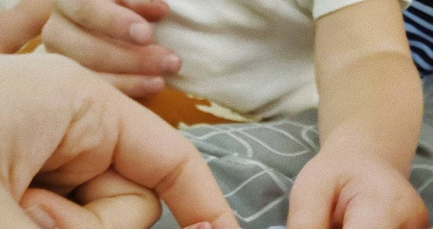 Pokáč se pochlubil fotografií ručičky čerstvě narozeného synka Tobiáše.
