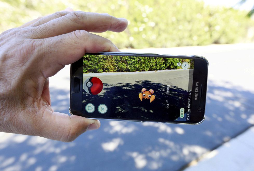 Hra Pokémon Go, která si v posledních dnech získává stále větší oblíbenost, spočívá v hledání virtuálních postaviček pokémonů na reálných místech pomocí mobilní aplikace.