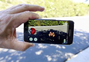 Hra Pokémon Go, která si v posledních dnech získává stále větší oblíbenost, spočívá v hledání virtuálních postaviček pokémonů na reálných místech pomocí mobilní aplikace.