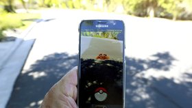 Hra Pokémon Go, která si v posledních dnech získává stále větší oblíbenost, spočívá v hledání virtuálních postaviček pokémonů na reálných místech pomocí mobilní aplikace.