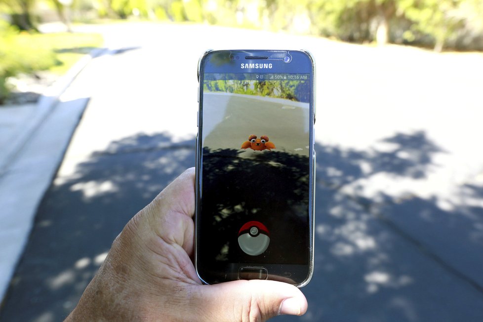 Hra Pokémon Go, která si v posledních dnech získává stále větší oblíbenost, spočívá v hledání virtuálních postaviček pokémonů na reálných místech pomocí mobilní aplikace.