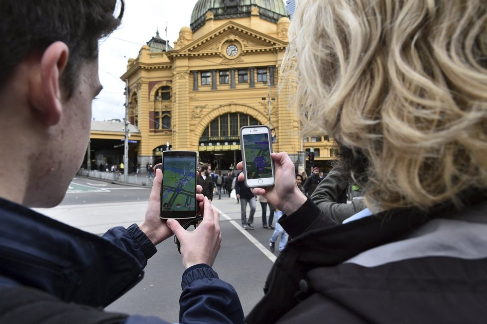 Hra Pokémon Go, která si v posledních dnech získává stále větší oblíbenost, spočívá v hledání virtuálních postaviček pokémonů na reálných místech pomocí mobilní aplikace.