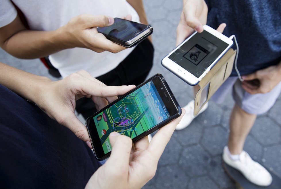 Hra Pokémon Go, která si v posledních dnech získává stále větší oblíbenost, spočívá v hledání virtuálních postaviček pokémonů na reálných místech pomocí mobilní aplikace