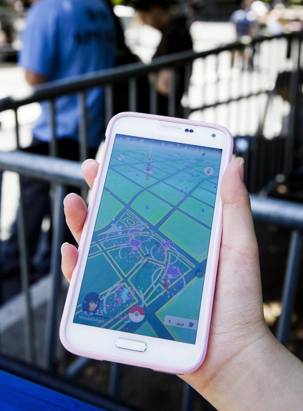 Hra Pokémon Go, která si v posledních dnech získává stále větší oblíbenost, spočívá v hledání virtuálních postaviček pokémonů na reálných místech pomocí mobilní aplikace