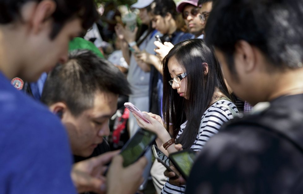 Hra Pokémon Go, která si v posledních dnech získává stále větší oblíbenost, spočívá v hledání virtuálních postaviček pokémonů na reálných místech pomocí mobilní aplikace.