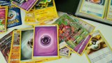 Ukradli tisíce kartiček s pokémony za miliony! Soud poslal zloděje do vězení