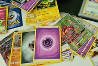 Ukradli tisíce kartiček s pokémony za miliony! Soud poslal zloděje do vězení