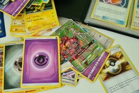 Ukradli tisíce kartiček s pokémony za miliony! Soud poslal zloděje do vězení